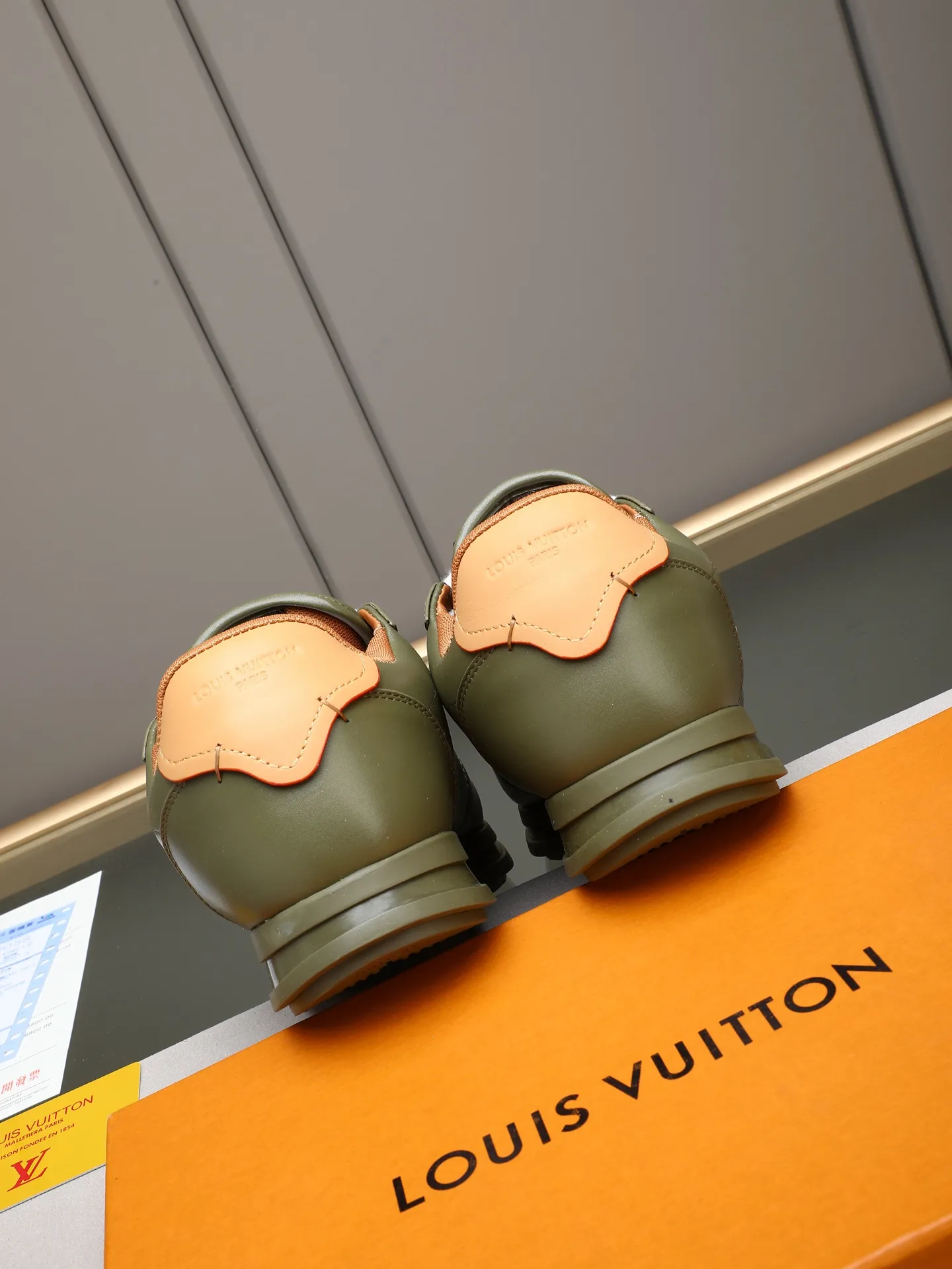 PP560 LV Louis Vuitton L Jialu Brand Runner Tatic Series Thick-soled Casual Sports Shoes Running Shoes Original purchase, development and production This LV Runner Tatic sports shoe combines technical materials such as mesh fabric and ribbons to interpret the inspiration of traditional mountaineering shoes. LV letters are written on one side, the lariat buckle of the quick lacing system is embellished with Monogram flowers and Louis Vuitton logos, and the light and wear-resistant rubber outsole completes the whole. ▪️Fabric: Original imported cowhide + mesh ▪️Inner lining: Original customized breathable mesh ▪️Sole: Original open-molded anti-slip rubber combination material ▪️Size: Men's 38-44 (customized for 45 and 46)
